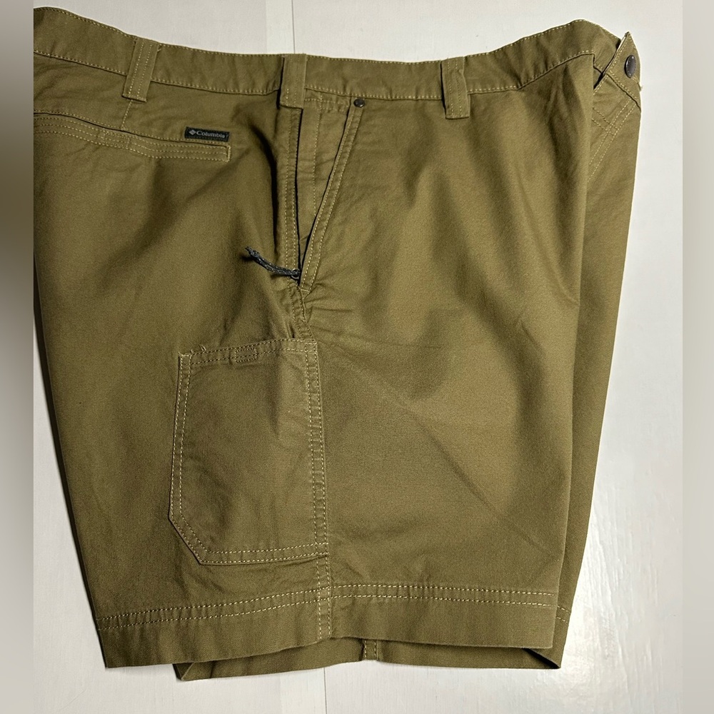 Columbia men’s size 40 hiking canvas shorts 8” regular fit flat front Tan